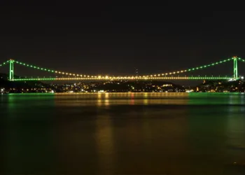 İstanbul Boğazı’nda Brezilya bayrağı renkleri