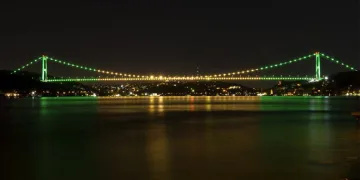 İstanbul Boğazı’nda Brezilya bayrağı renkleri
