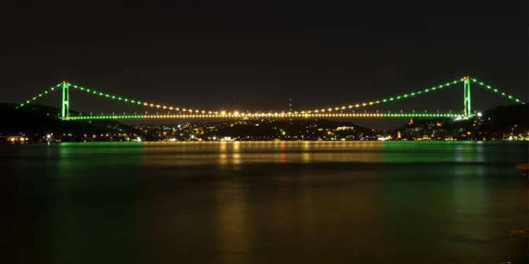 İstanbul Boğazı’nda Brezilya bayrağı renkleri