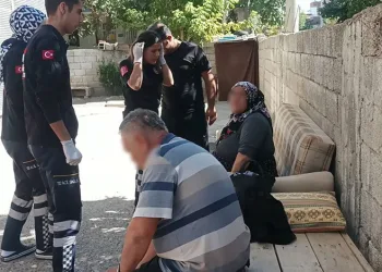 Annesini bıçakladı, babasını darp etti