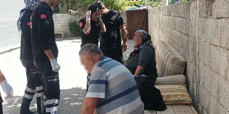 Annesini bıçakladı, babasını darp etti