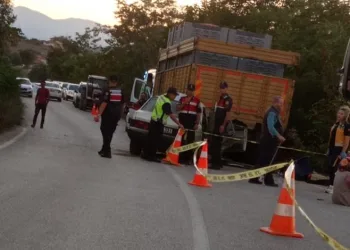 Bursa’da kamyona arkadan çarptı, sürücü öldü