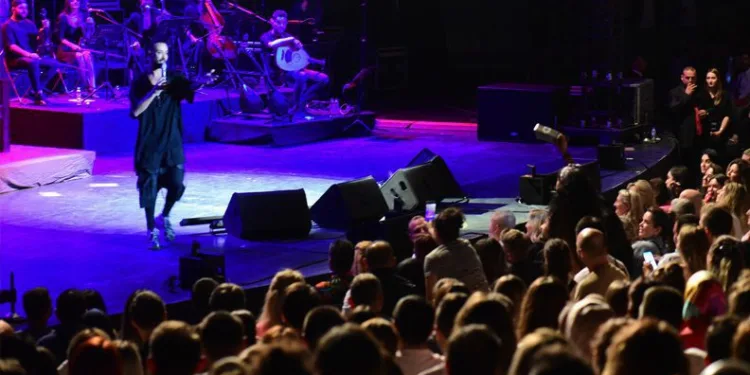 Şarkıcı Tan’a Bursa’da sahne aldı