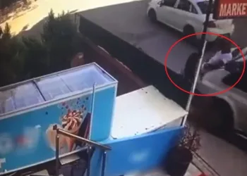 Eşini taciz eden kişiyi araçla ezdi, sopayla dövdü