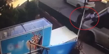 Eşini taciz eden kişiyi araçla ezdi, sopayla dövdü
