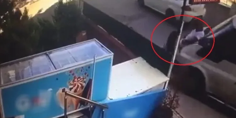 Eşini taciz eden kişiyi araçla ezdi, sopayla dövdü