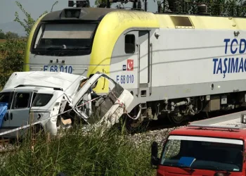Trenin çarptığı aracın sürücüsü öldü
