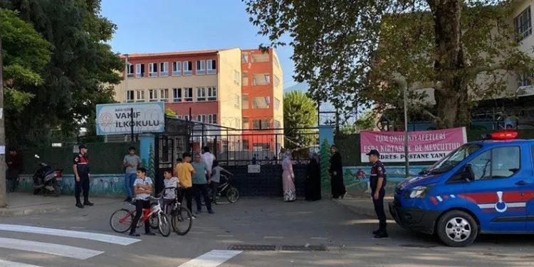 Bursa’da jandarma okul çevrelerinde denetimler yaptı