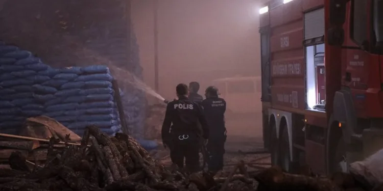 Bursa’da odun ve kömür depolama tesisinde yangın
