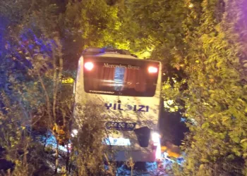 Yolcu otobüsüyle kamyonet çarpıştı