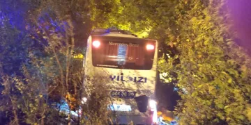 Yolcu otobüsüyle kamyonet çarpıştı