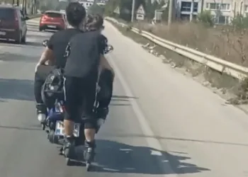 Bursa’da patenle motosiklete tutunarak ilerledi