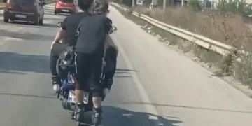 Bursa’da patenle motosiklete tutunarak ilerledi