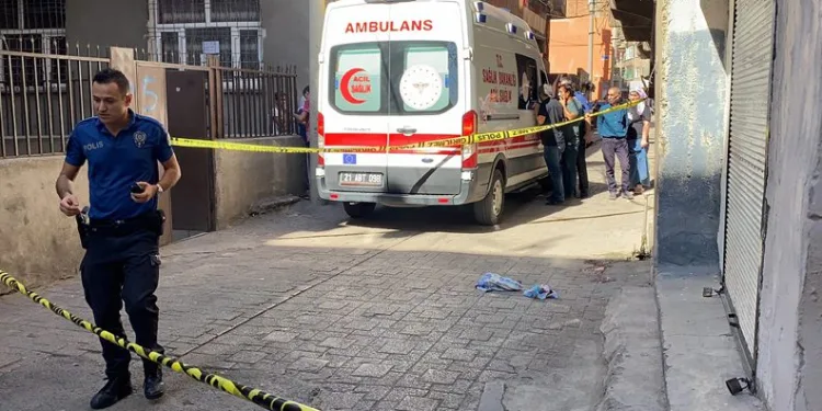 Diyarbakır’da alacaklı olduğu kişiyi bıçakladı