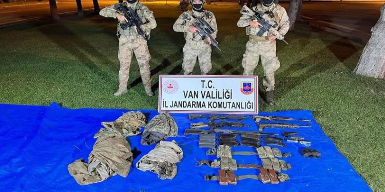 Teröristlerin silah ve dokümanlar ele geçirildi