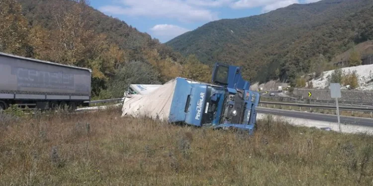 Bursa-Ankara yolunda TIR devrildi