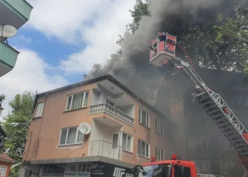 Bursa’da apartmanın çatı katında yangın