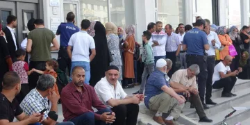 “Avrupa’ya göndereceğiz” yalanıyla uzun kuyruk oluşturdular