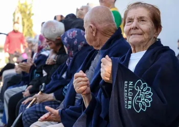 Alzaymır hastaları şarkı performansıyla alkış aldı
