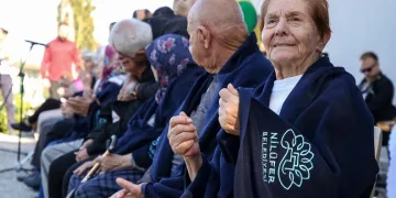 Alzaymır hastaları şarkı performansıyla alkış aldı