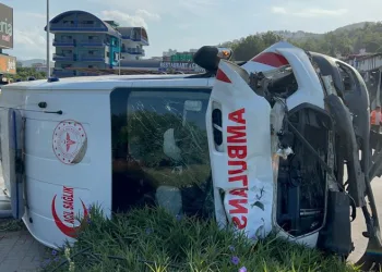 Antalya’da ambulans kamyonetle çarpıştı