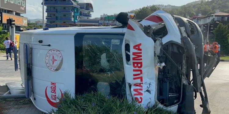 Antalya’da ambulans kamyonetle çarpıştı