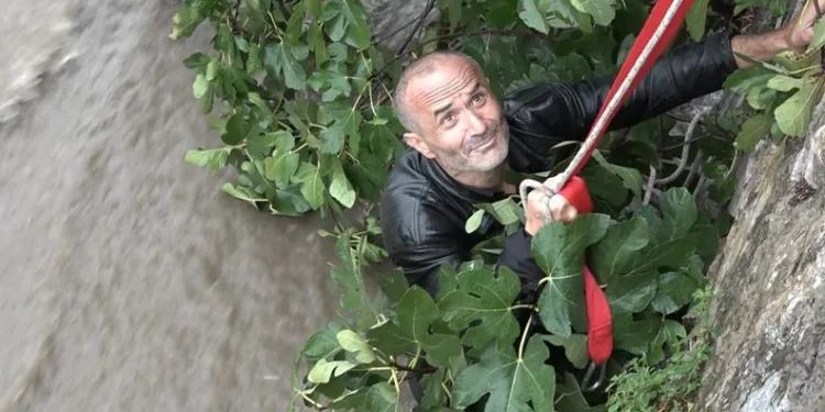 Bursa’da suyu yükselen derede kurtarılmayı bekledi