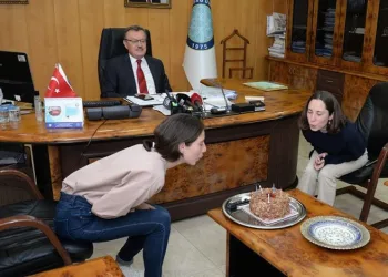 Bursa’da tıp kazanan ikizlere doğum günü sürprizi