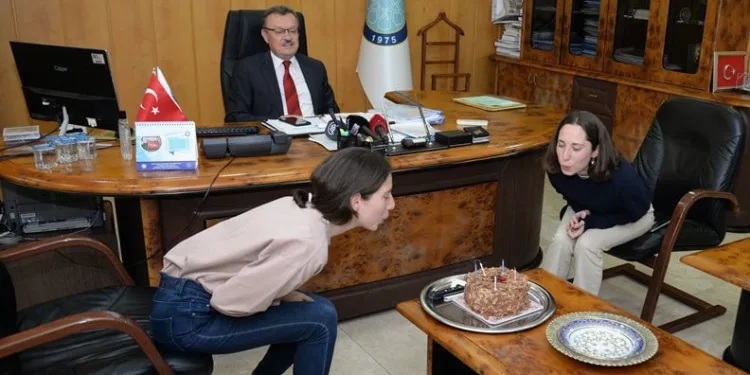 Bursa’da tıp kazanan ikizlere doğum günü sürprizi