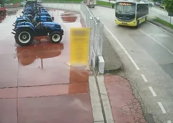 Bursa’da özel halk otobüsü kontrolden çıktı