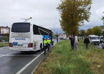 Bursa’da yolcu otobüsü bariyerlere çarptı