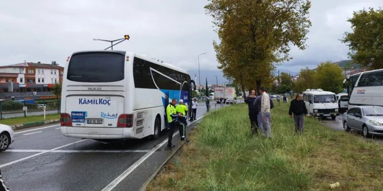 Bursa’da yolcu otobüsü bariyerlere çarptı
