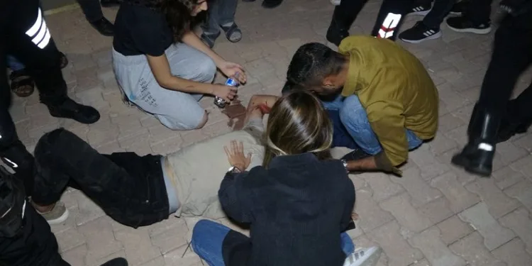 Konserde bıçaklı kavga:1’i ağır 4 yaralı