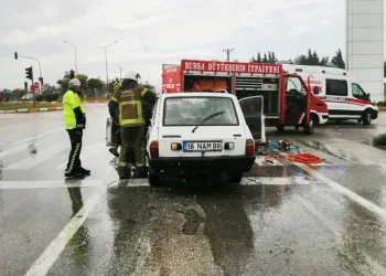 Kırmızı ışıkta beklerken otomobil çarptı