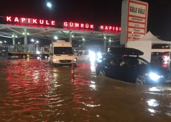 Bulgaristan-Türkiye sınırında sel! Araçlar mahsur kaldı