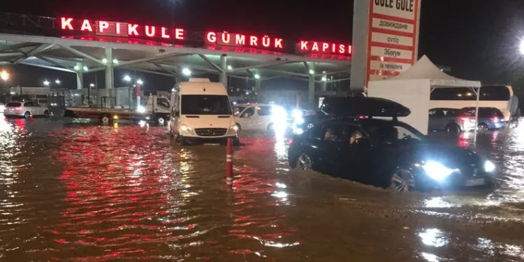 Bulgaristan-Türkiye sınırında sel! Araçlar mahsur kaldı