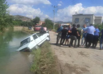 Sulama kanalına düşen aracı kurtarmaya çalıştılar