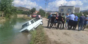 Sulama kanalına düşen aracı kurtarmaya çalıştılar