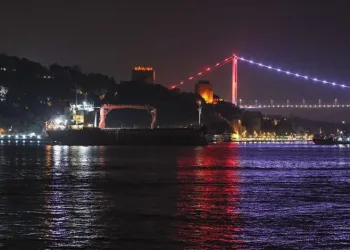 İstanbul Boğazı gemi trafiğine açıldı