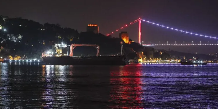 İstanbul Boğazı gemi trafiğine açıldı