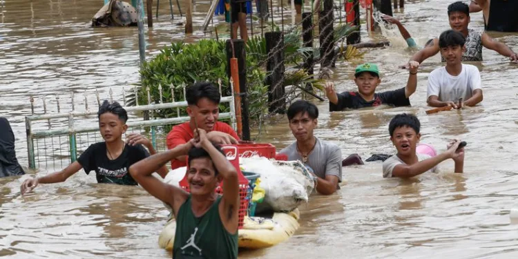 Filipinler’i Noru Tayfunu vurdu! 5 görevli öldü