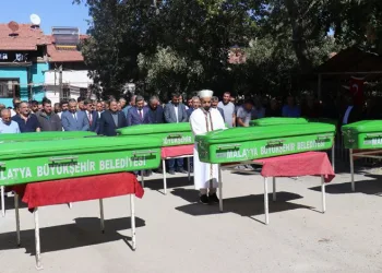 Malatya’da kazada ölen 6 kişilik aile defnedildi