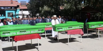 Malatya’da kazada ölen 6 kişilik aile defnedildi