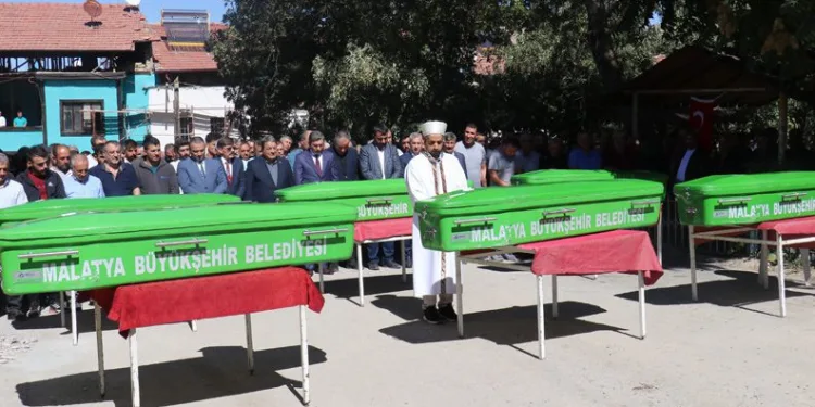 Malatya’da kazada ölen 6 kişilik aile defnedildi