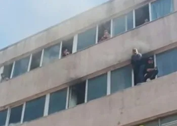 Yangında can pazarı: 20 kişi mahsur kaldı