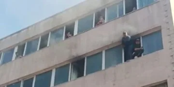 Yangında can pazarı: 20 kişi mahsur kaldı