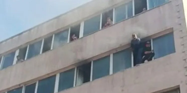 Yangında can pazarı: 20 kişi mahsur kaldı