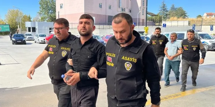 Cinayet şüphelisi baba ve 2 oğlu tutuklandı