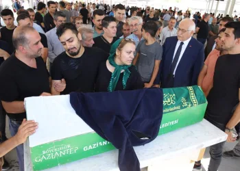 Üşümesin diye hırkasını tabutuna sardı