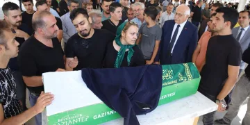 Üşümesin diye hırkasını tabutuna sardı
